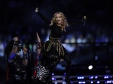 Madonna infuriata per le foto della figlia che fuma una sigaretta