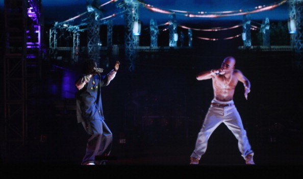 2pac è vivo e fa rap sul palco con Snoop Dog, Video