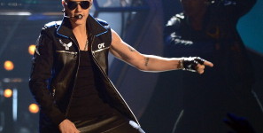 Justin Bieber fischiato ai Billboard Awards, reagisce da “duro”